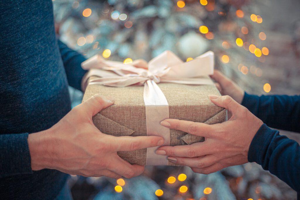 Kleine Geschenke und Proben erhalten und verbessern die Beziehung zu Kunden